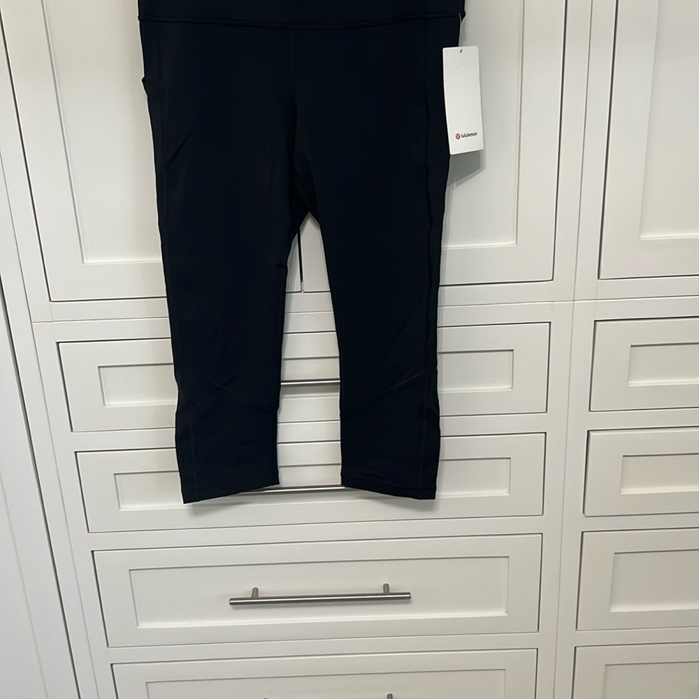 Black Textured Cropped Leggings with Stretchy Fit
